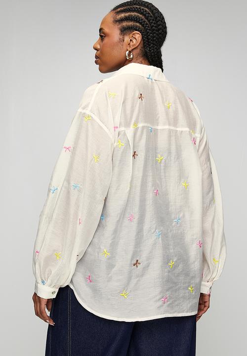 Me&B - Plus Bellow Sleeve Shirt in Embroidered Bows - White