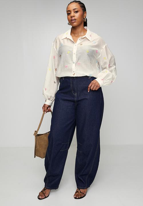 Me&B - Plus Bellow Sleeve Shirt in Embroidered Bows - White