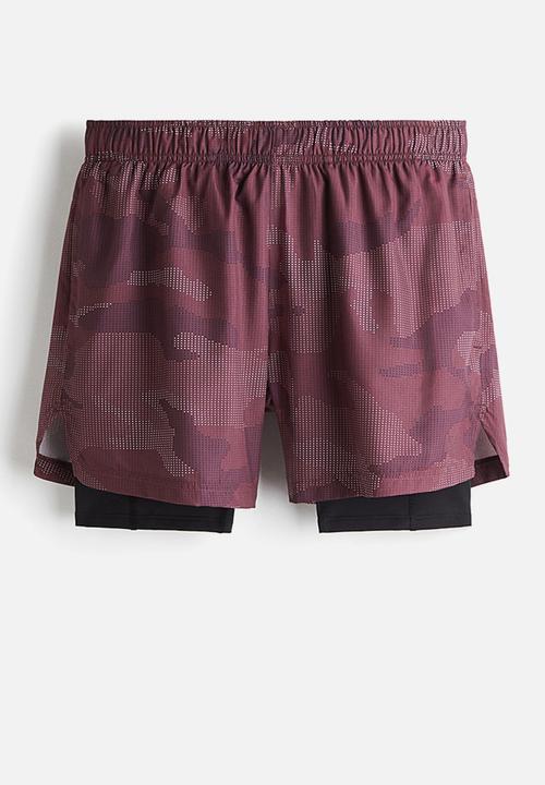 H&M - Double-layered sports shorts with drymove™ - light burgundy/patterned 
