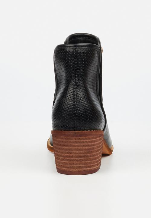 Miss Black - Cooper 2 v-cut cuban ankle boot - black