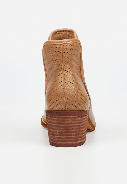 Miss Black - Cooper 2 v-cut cuban ankle boot - taupe
