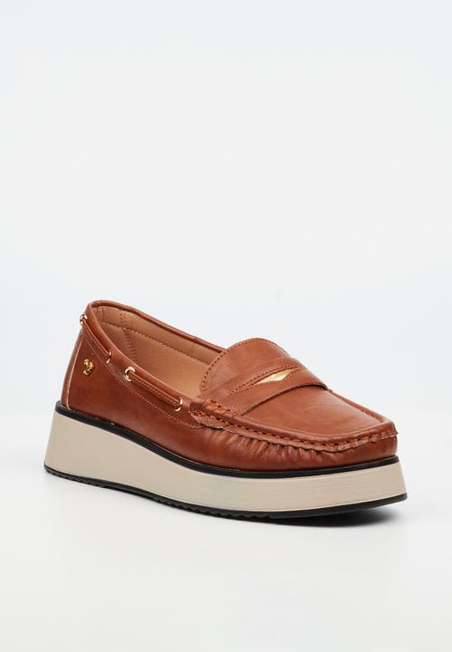 Butterfly Feet - Jaime 3 boat - tan