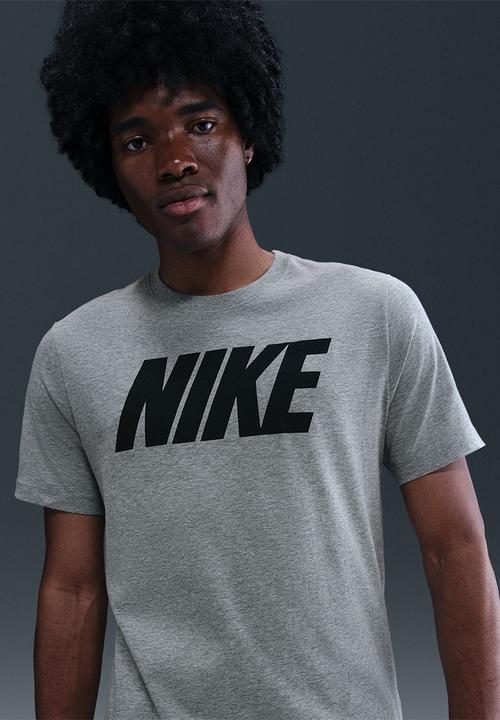 Nike - NSW Block1 Fs Tee - Dark Grey /Black