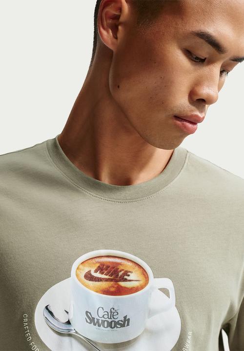 Nike - NSW Cafe Swoosh Mug Tee - Khaki Army Green