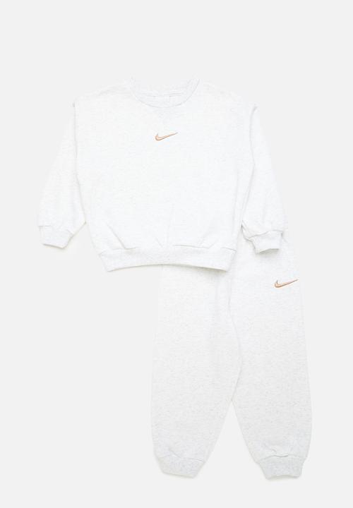 nike essential fleece crew