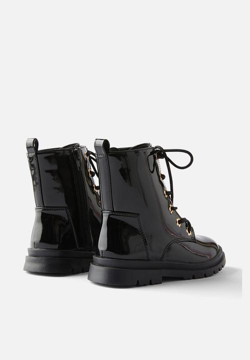 Cotton On - Combat lug boot - black patent/gold flower eyelets