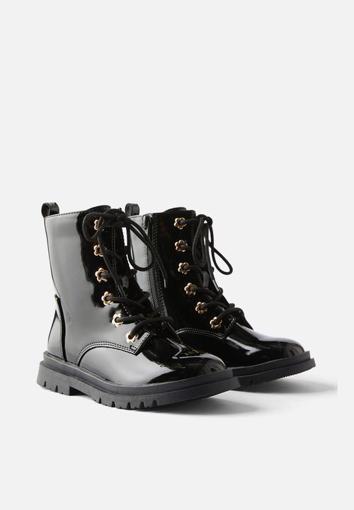 Cotton On - Combat lug boot - black patent/gold flower eyelets