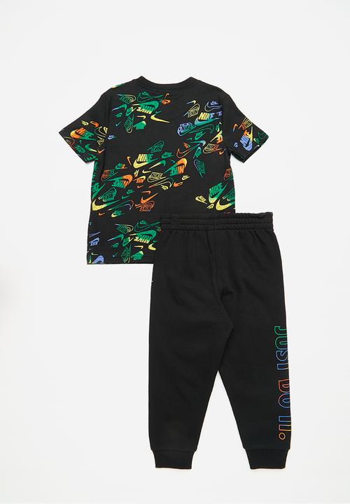 Nike - Nike all-over print reveal tee and pants set - black