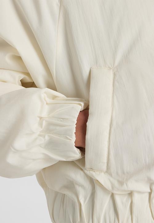 New Balance  - NB Athletics Woven Bomber Jacket - Sea Salt