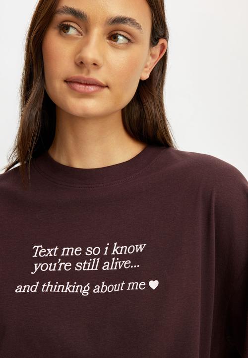 Cotton On - Oversized lounge graphic tee - chocolate plum/ thinking about me