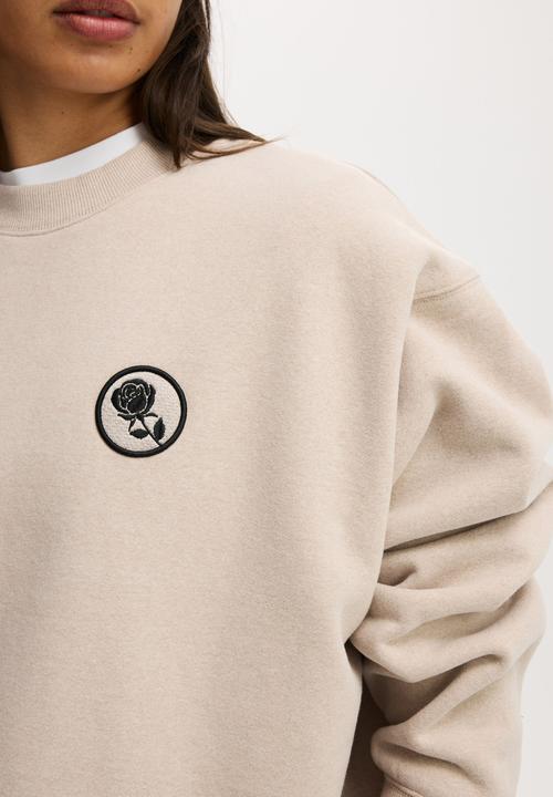 Cotton On - Plush Graphic Crew Sweatshirt - Sesame Marle/Bw Club
