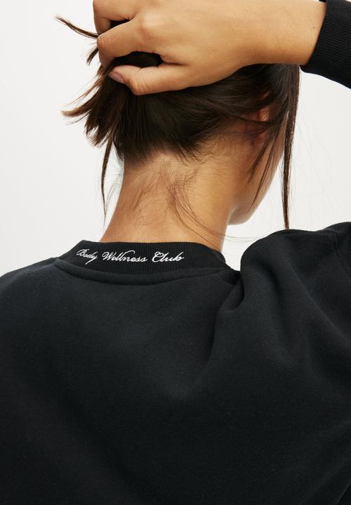 Cotton On - Plush Graphic Crew Sweatshirt - Black/Bw Club