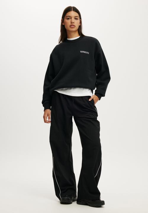 Cotton On - Plush Graphic Crew Sweatshirt - Black/Bw Club