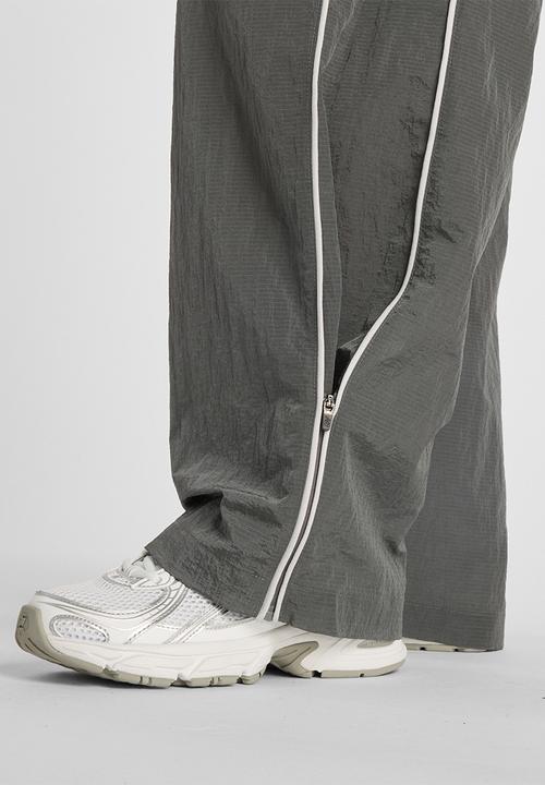 New Balance  - NB Athletics Sport Legacy Pant - Castlerock