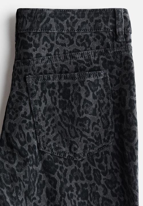 H&M - Flared low jeans - dark grey/leopard print