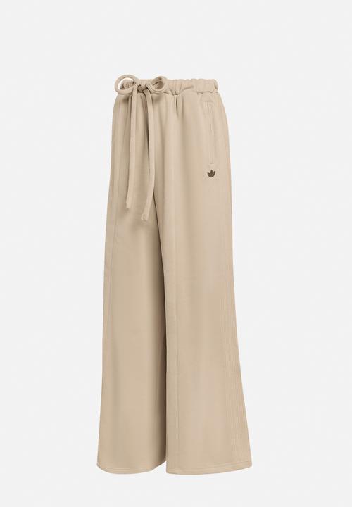 adidas Originals - P Essential Wide Trackpant - Stone Khaki