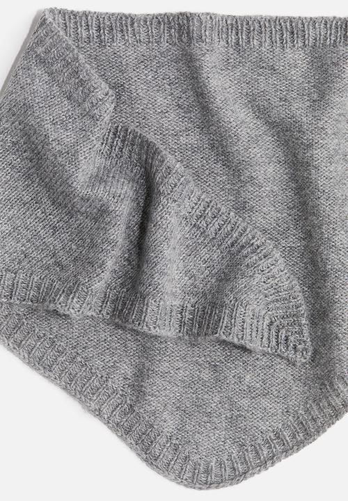 H&M - Knitted triangle scarf - grey marrl