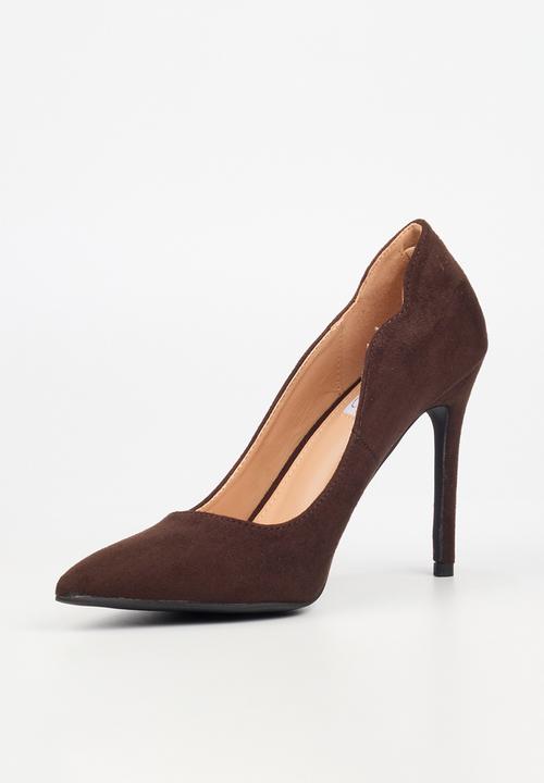 Miss Black - Lola 66 classic scallop heel - chocolate