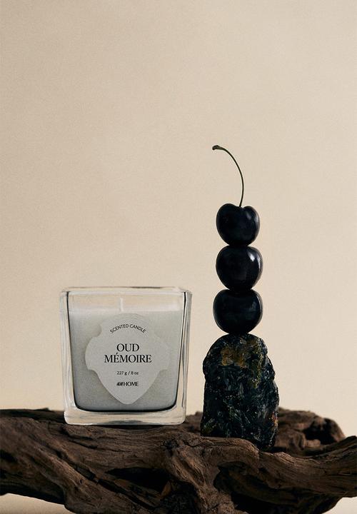 Scented candle in glass holder - oud mémoire