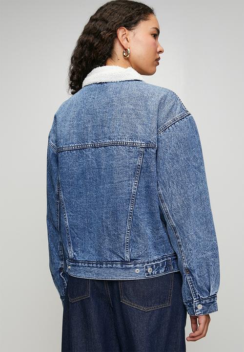 Levi’s® - 90s Sherpa trucker za - inner adventurer