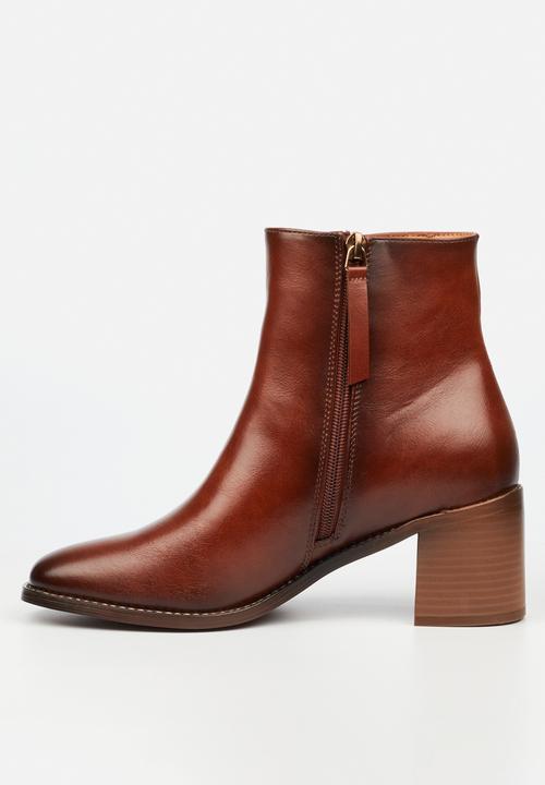 Miss Black - Zuri 1 block heel ankle boot - tan
