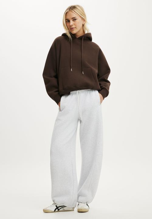 Cotton On - Plush Essential Raglan Hoodie - French Roast