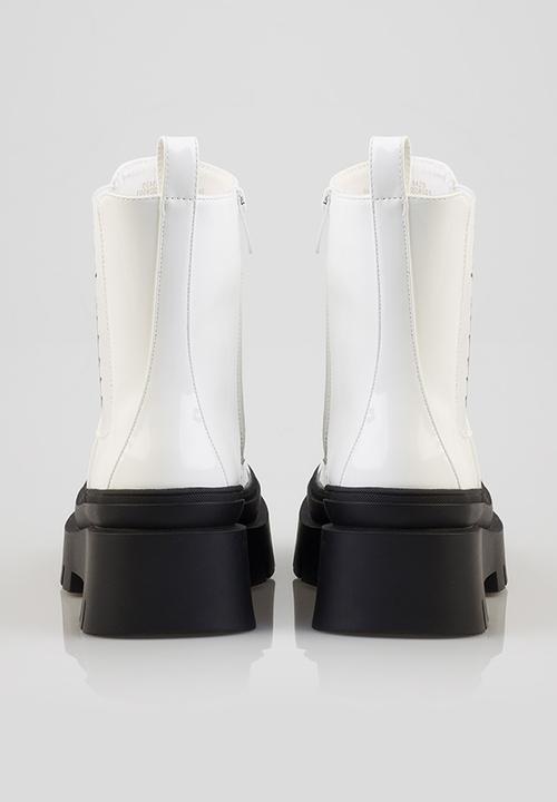 SISSY BOY - Chelsea patent basic Alma boot - white