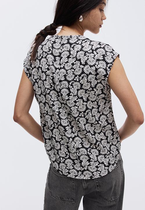 H&M - Cap-sleeved blouse - black & white patterned