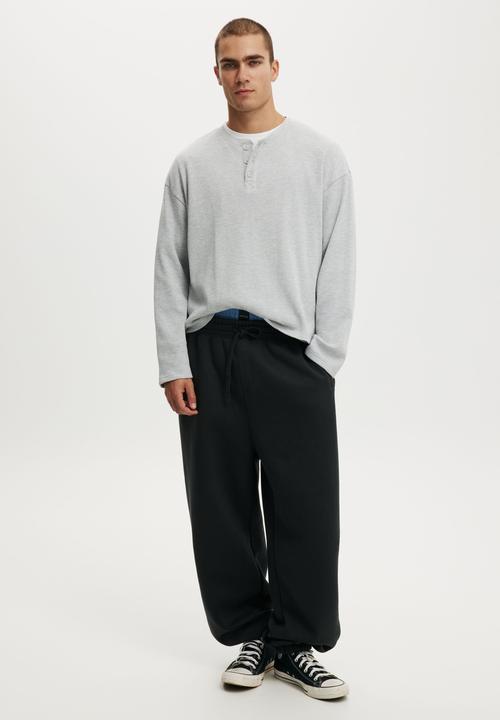 Cotton On - Super Baggy Cuffed Track Pant - Washed Black
