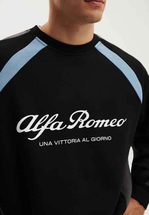 Cotton On - Cropped Fit Alfa Romeo Sweater - Lcn Alf Black/Alfa Romeo - Logo