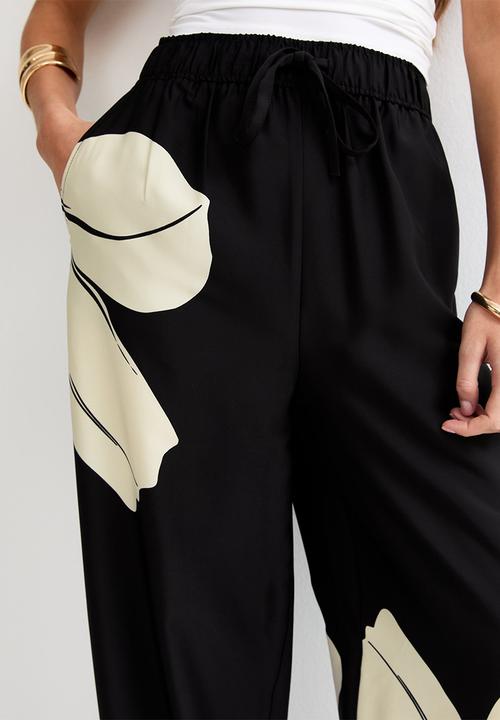 New Look - St lily large floral goya wide leg trousers - black