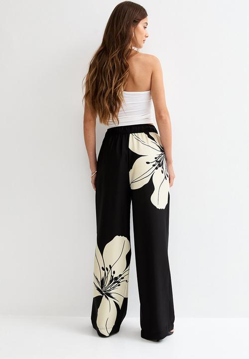 New Look - St lily large floral goya wide leg trousers - black