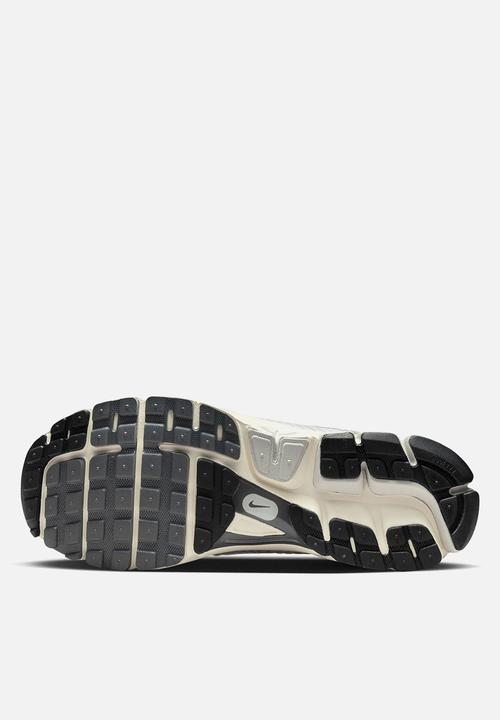 Nike - Nike Zoom Vomero 5 SE