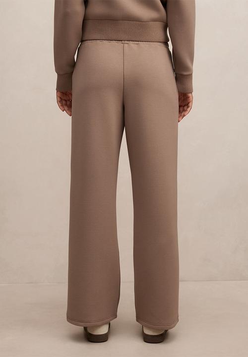 Forever New - Hunter wide leg lounge pants in pine bark