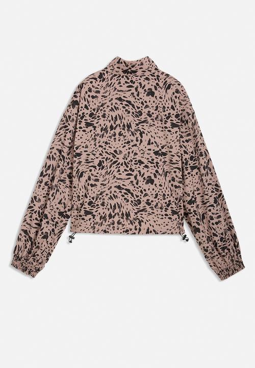 PUMA - Ess Graphic Animal Relaxed Aop Woven Hal - Sandstone