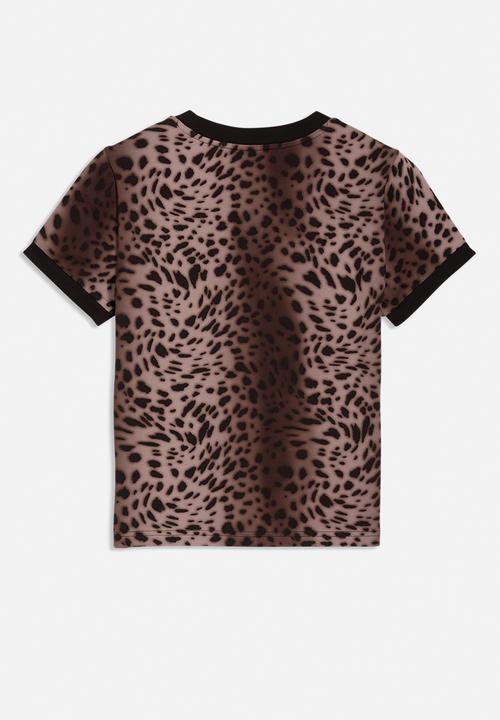 PUMA - Ess Graphics Leo Luxe Bedazzled Slim Tee - brown & black