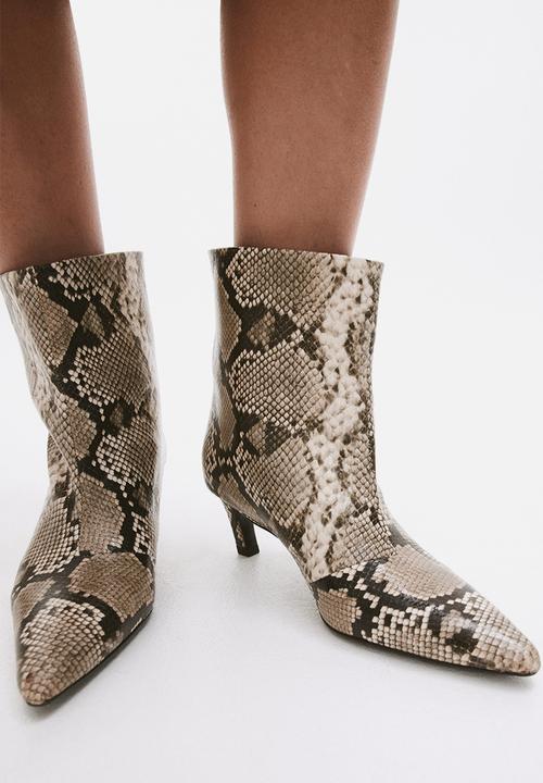 H&M - Heeled ankle boots - beige/snakeskin pattern