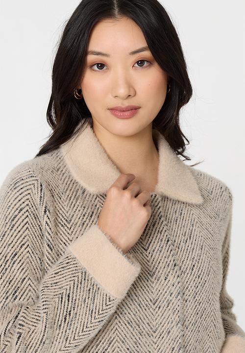 Izabel London - Ls Button Through Check Knitwear Jacket With Sherpa Collar - Beige