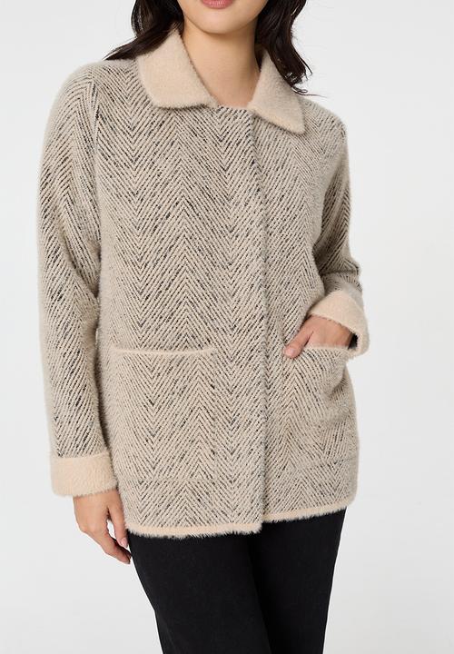 Izabel London - Ls Button Through Check Knitwear Jacket With Sherpa Collar - Beige