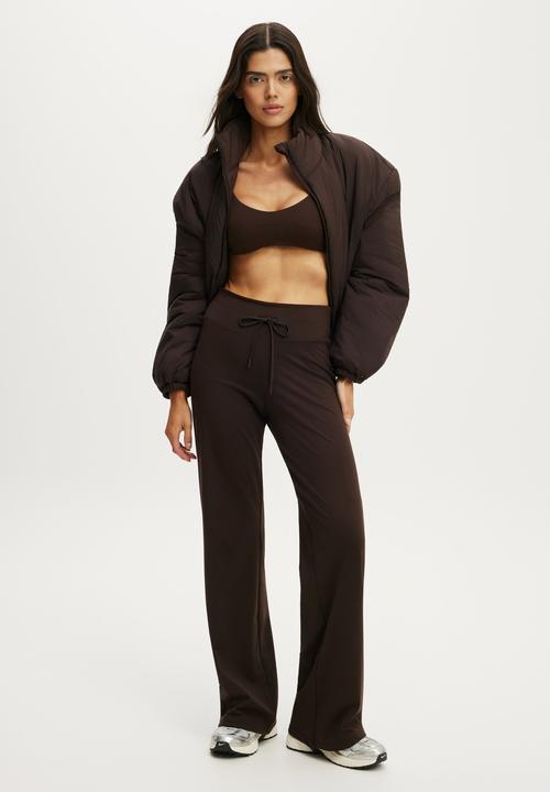 Cotton On - Ultra Soft Scoop V Crop - French Roast