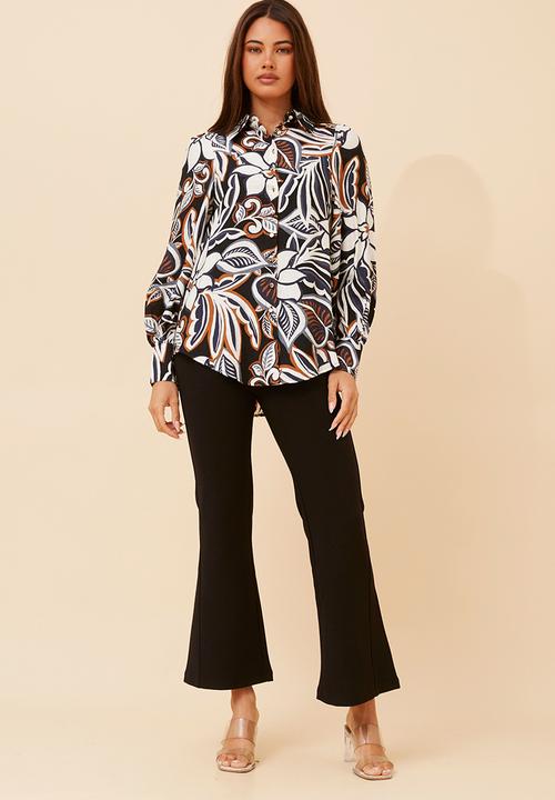 Izabel London - L/S Button Through Collared Printed Blouse With Wide Cuff On Sleeve - Navy