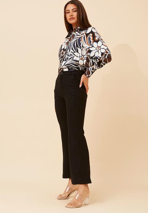 Izabel London - L/S Button Through Collared Printed Blouse With Wide Cuff On Sleeve - Navy
