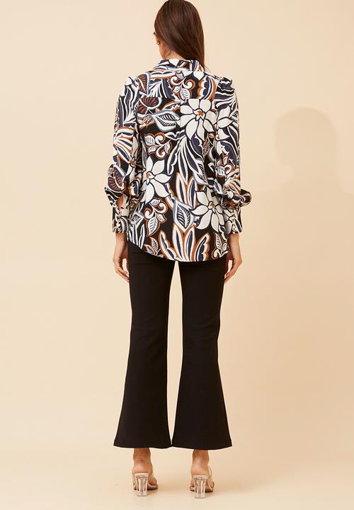 Izabel London - L/S Button Through Collared Printed Blouse With Wide Cuff On Sleeve - Navy