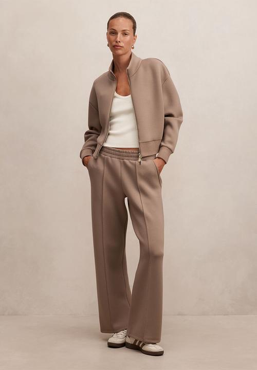 Forever New - Hannah zip lounge jacket in pine bark