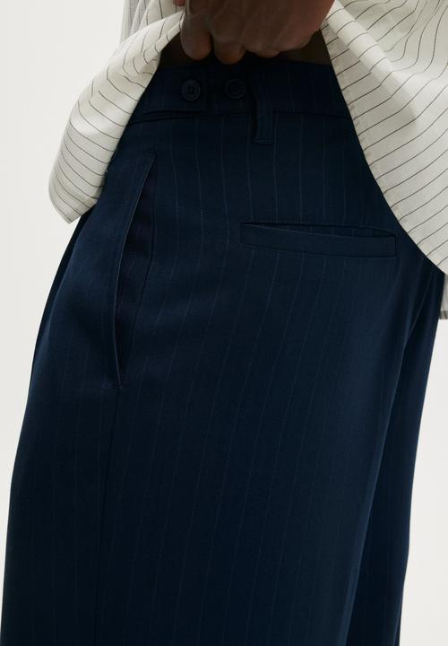 Cotton On - Super Baggy Pleated Pant - Navy Pinstripe