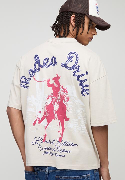 boohooMAN - Oversized Boxy Rodeo Drive Western Graphic T-Shirt - Stone