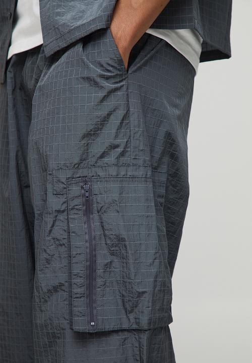 boohooMAN - Parachute Technical Embossed Trouser - Dark Grey