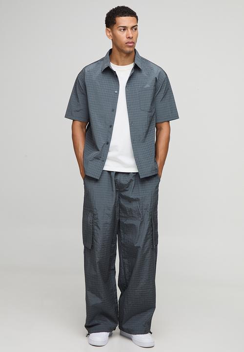 boohooMAN - Parachute Technical Embossed Trouser - Dark Grey
