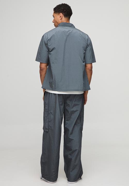 boohooMAN - Parachute Technical Embossed Trouser - Dark Grey