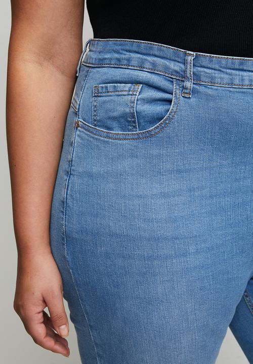 boohoo - Plus butt shaper stretch fray hem denim flares - acid wash light blue